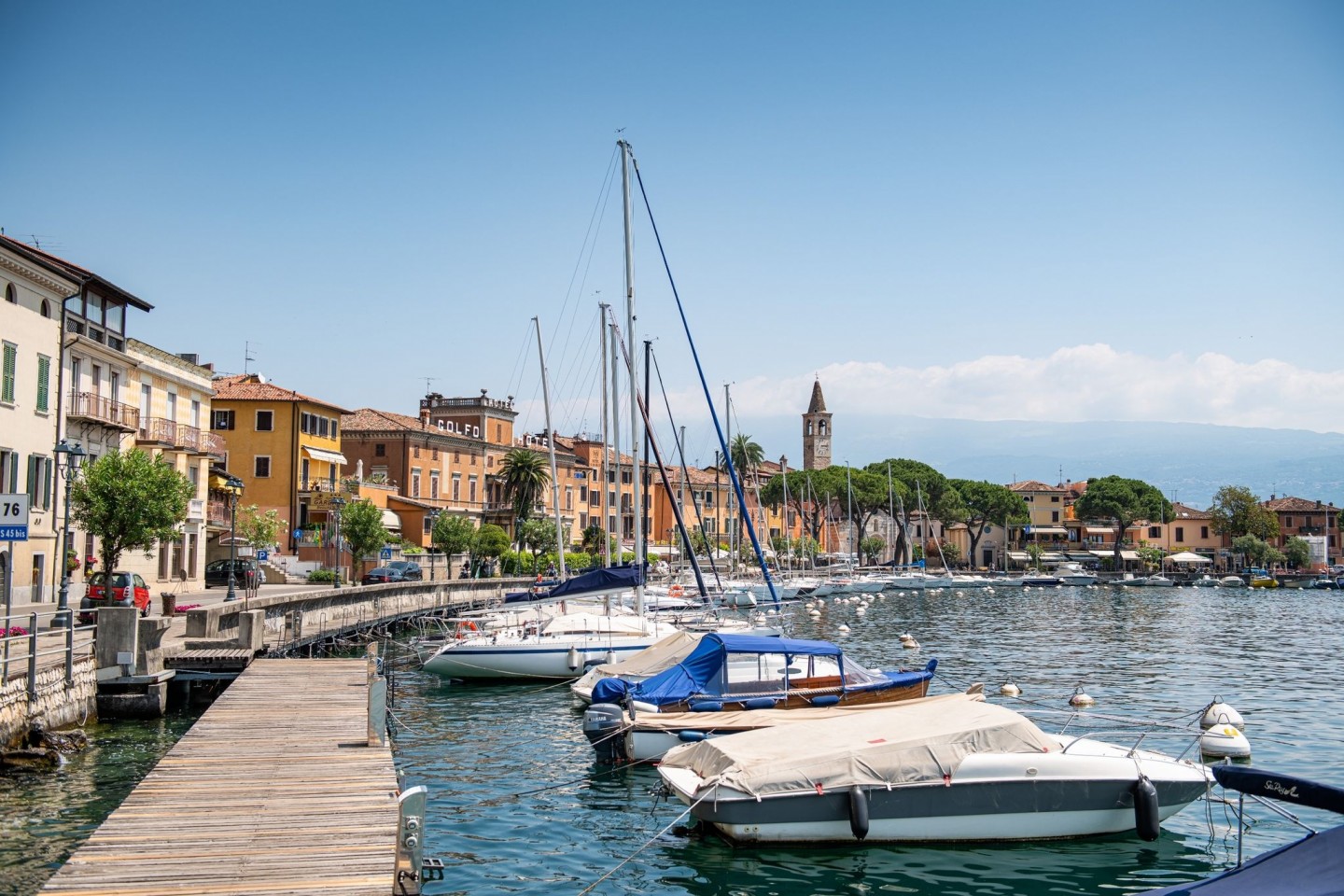 Boote liegen im Hafen des kleinen Ortes Maderno. Im Fall zweier Toter auf dem Gardasee nach einer mutmaßlichen Bootskollision ermittelt die italienische Polizei gegen zwei Deutsche aus Mün...