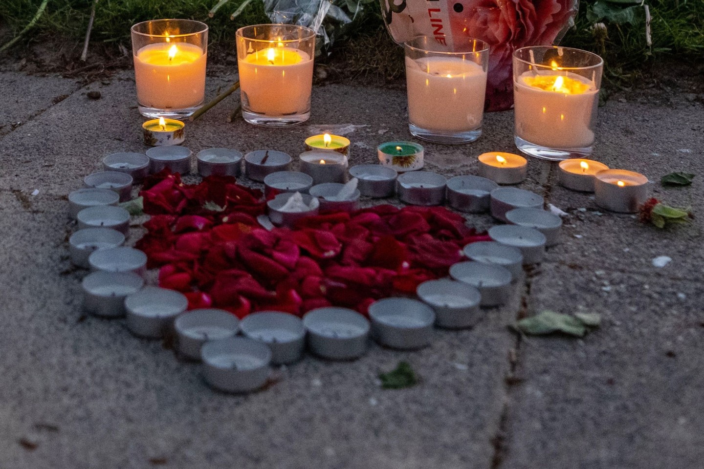 Kerzen und Blumen am Ort einer tödlichen Auseinandersetzung an einem Sportplatz in Bielefeld.