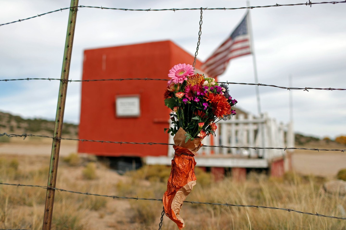 In Gedenken an die verstorbene Kamerafrau: Ein Blumenstrauß vor der Bonanza Creek Film Ranch.