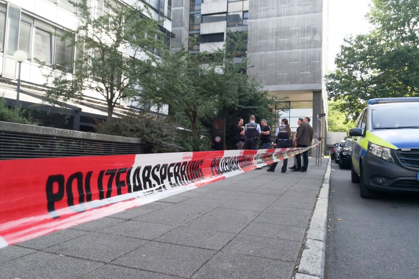 Rätsel um Todesfälle in Stuttgart: In einem Gebäude in der Geschwister-Scholl-Straße wurden zwei 53-Jährige tot aufgefunden - ihre Leichen wiesen schwere Verletzungen auf.