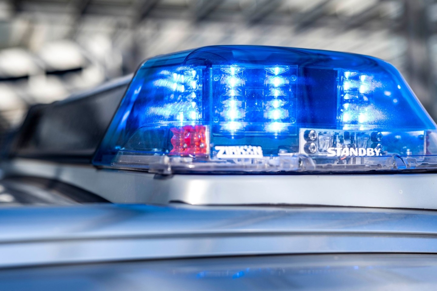 Die Polizei hat in Köln-Nippes eine tote Frau mit Stichverletzungen in einem Haus gefunden.