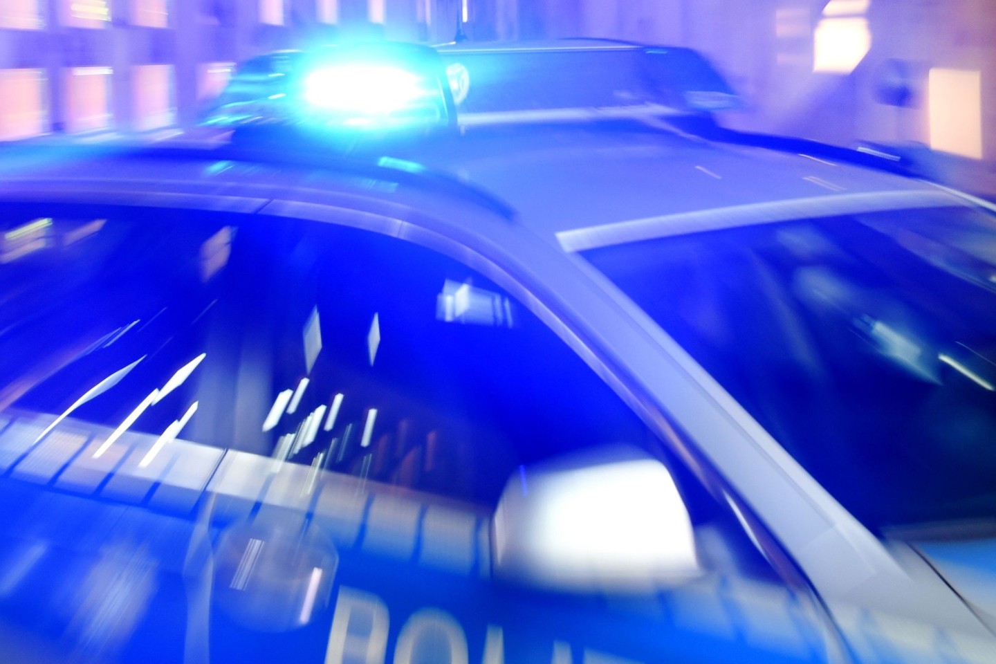 Ein Streifenwagen der Polizei mit eingeschaltetem Blaulicht (Symbolbild).