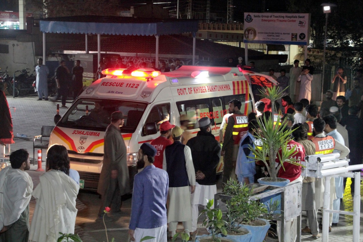 Rettungskräfte bringen Erdbebenopfer in ein Krankenhaus in Saidu Sharif. Die Stadt liegt im pakistanischen Swat-Tal.
