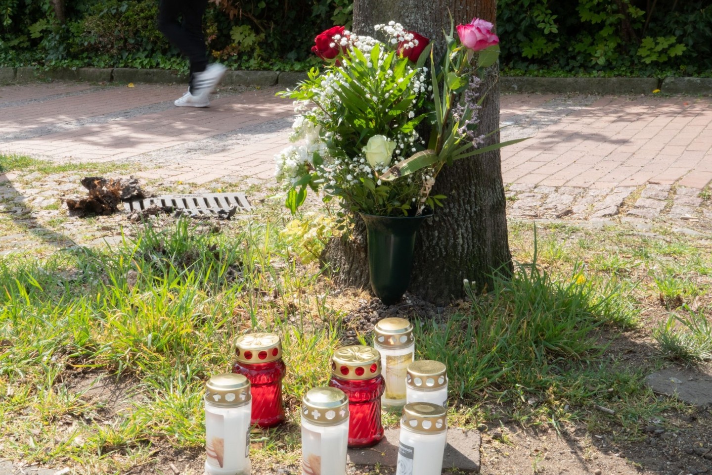 Blumen und Kerzen am Tatort in der Innenstadt von Burgdorf bei Hannover. Nach tödlichen Stichen auf eine 35-jährige Frau vermuten Ermittler eine bevorstende Trennung.