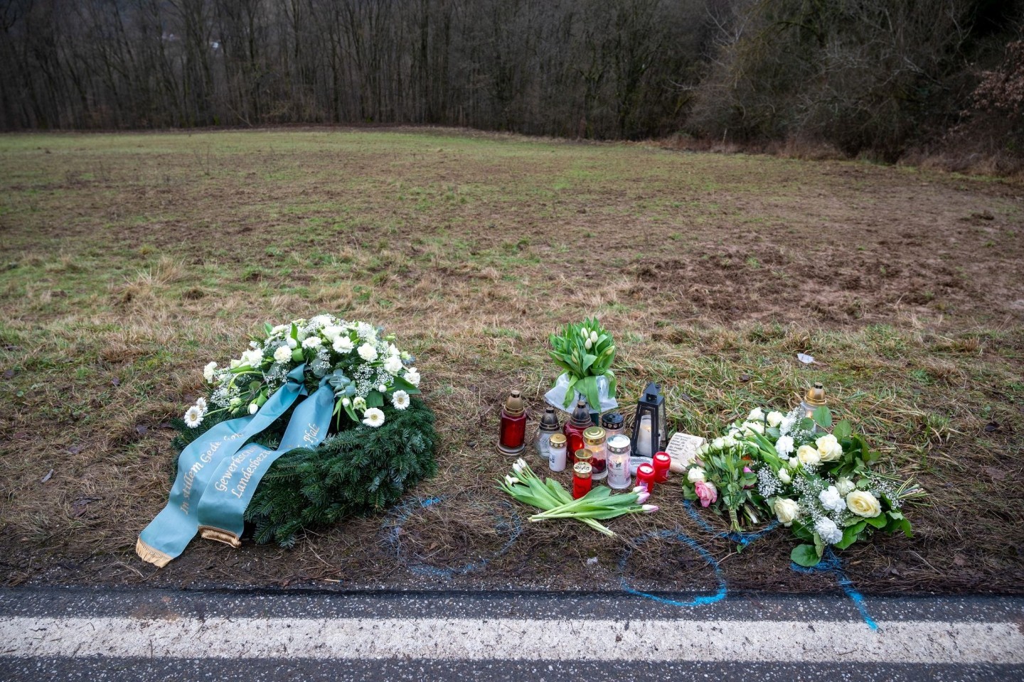 Gedenken am Tatort an der Kreisstraße 22 bei Ulmet (Rheinland-Pfalz). Mittlerweile geht die Polizei von einem Täter aus.