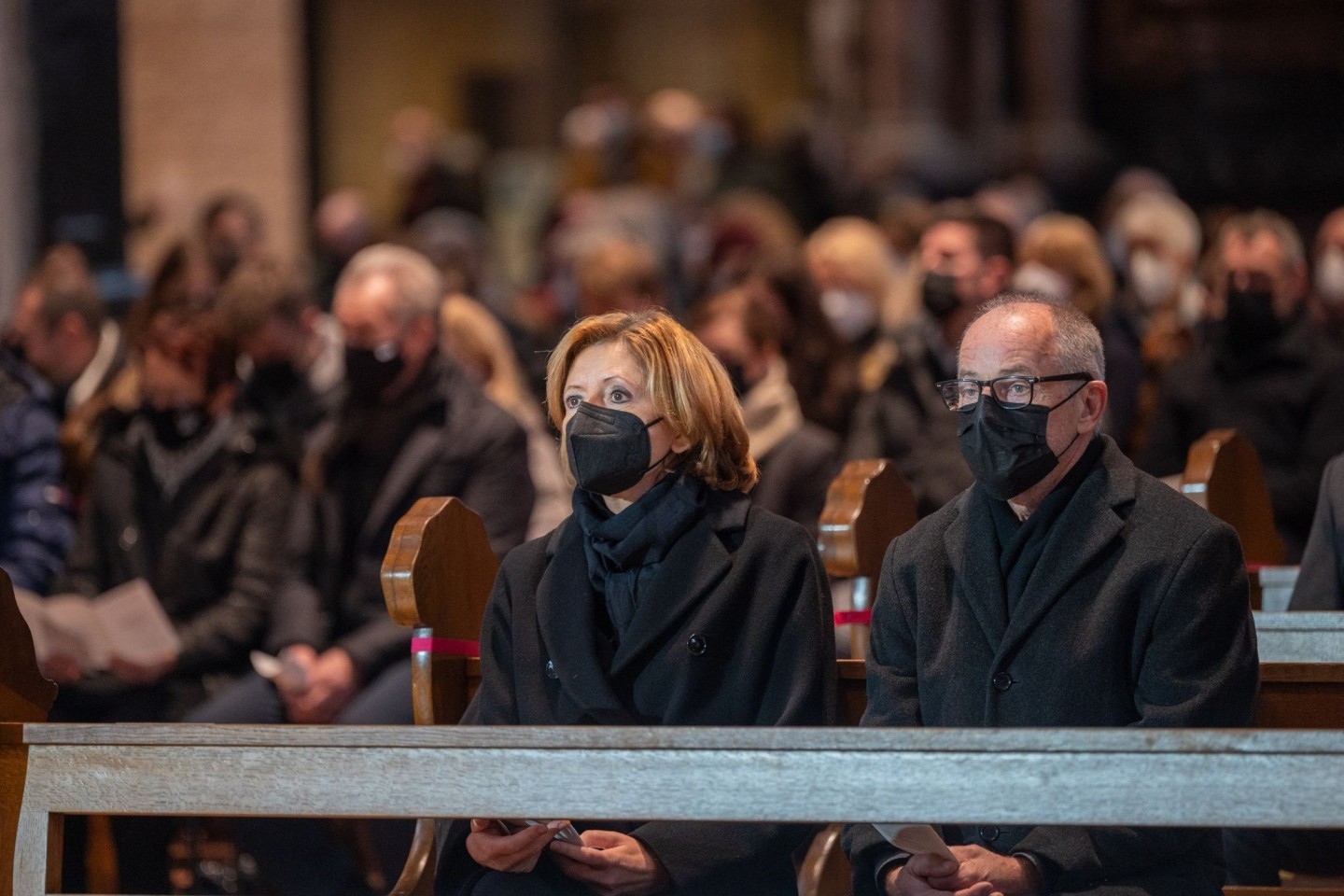 Ministerpräsidentin Malu Dreyer und Ehemann Klaus Jensen in der Hohen Domkirche Trier beim Gedenkgottesdienst für die Opfer der Amokfahrt.