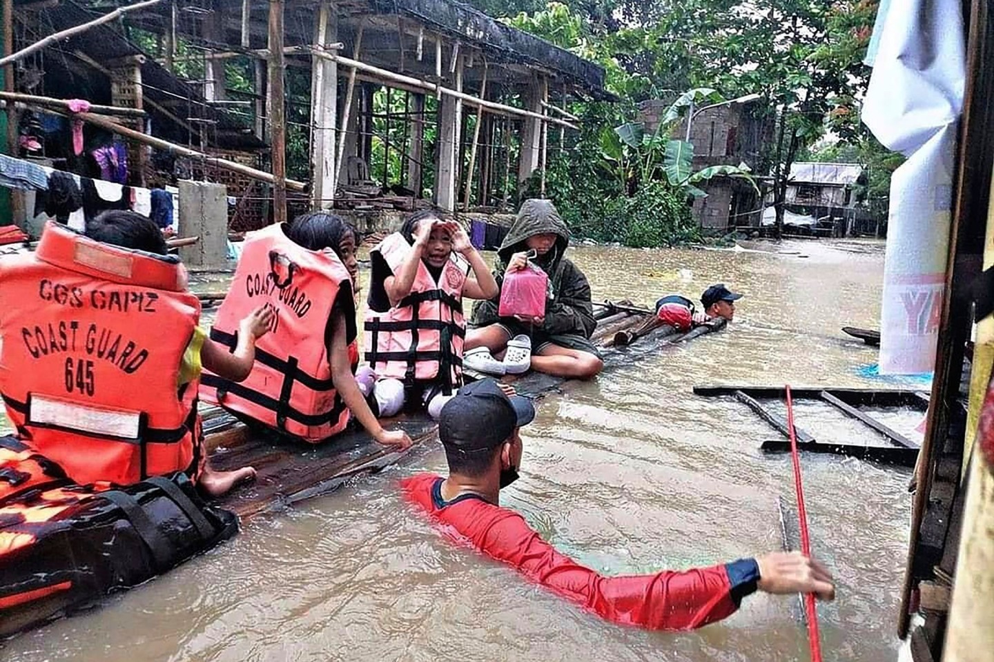 Retter evakuieren die Bewohner eines überschwemmten Dorfes in Panitan auf der Insel Panay.
