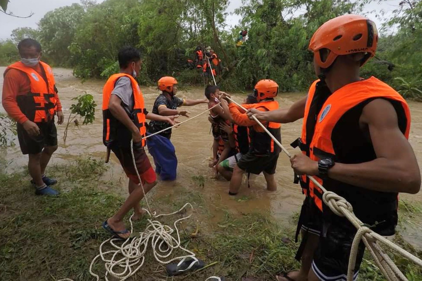 Rettungskräfte in Cagayan helfen während einer Evakuierung einem Kind.