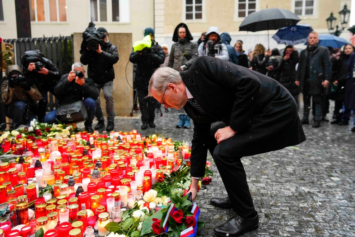 Der tschechische Ministerpräsident Petr Fiala legt vor dem Gebäude der Philosophischen Fakultät der Karls-Universität Blumen nieder.