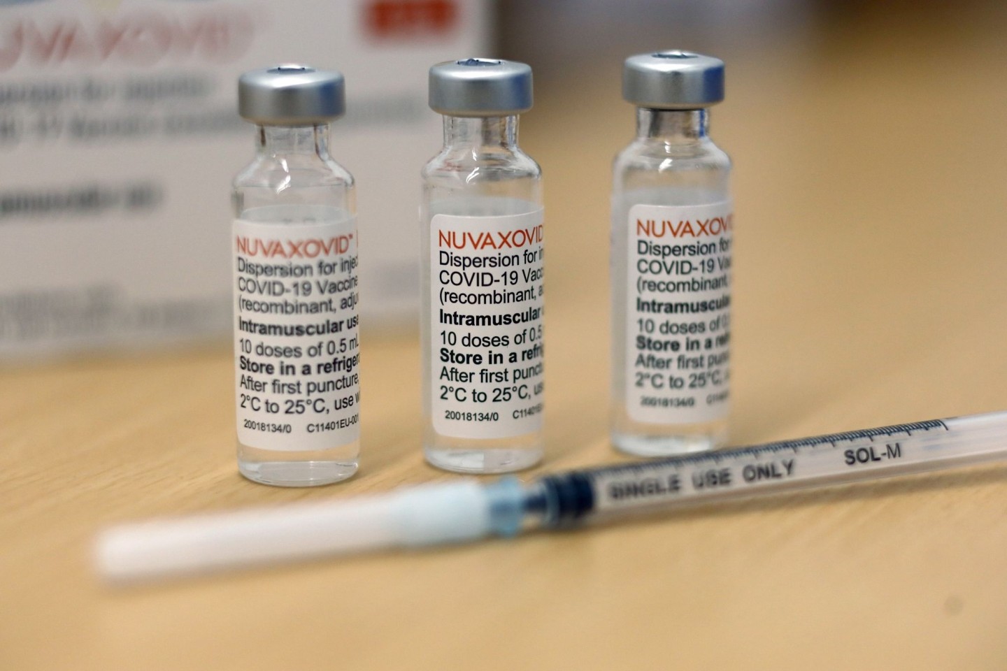 Ampullen mit dem neuen Corona-Impfstoff Nuvaxovid vom Hersteller Novavax.