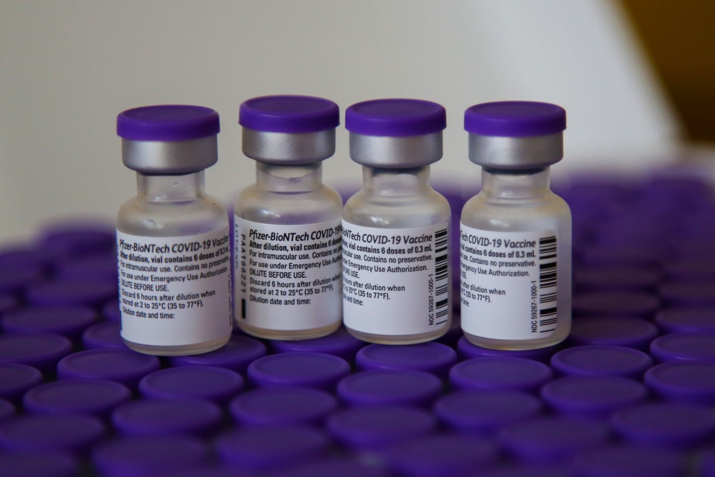 Fläschchen mit Biontech Pfizer Impfstoff warten auf ihren Einsatz.