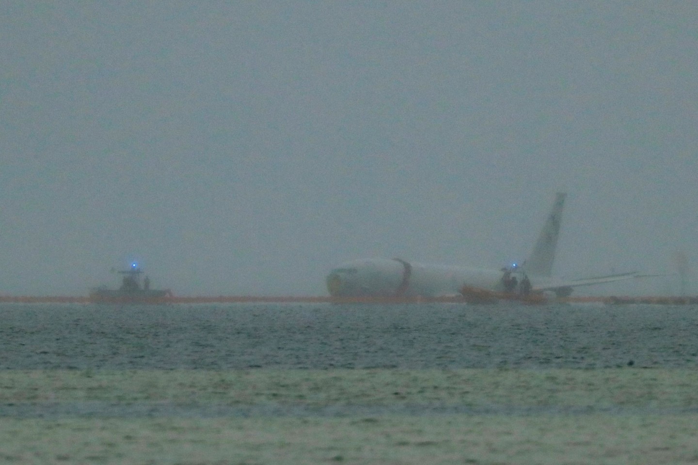 Das abgestürzte Flugzeug der US-Marine ist in der Kaneohe-Bucht zu sehen.