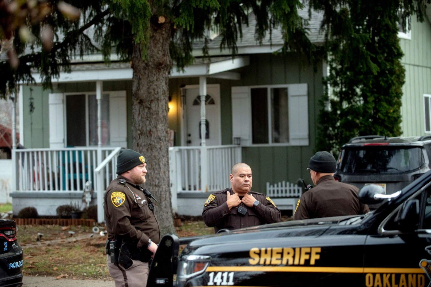 Deputies des Oakland County Sheriffs untersuchen das Gelände vor dem Haus der Eltern des mutmaßlichen Täters.