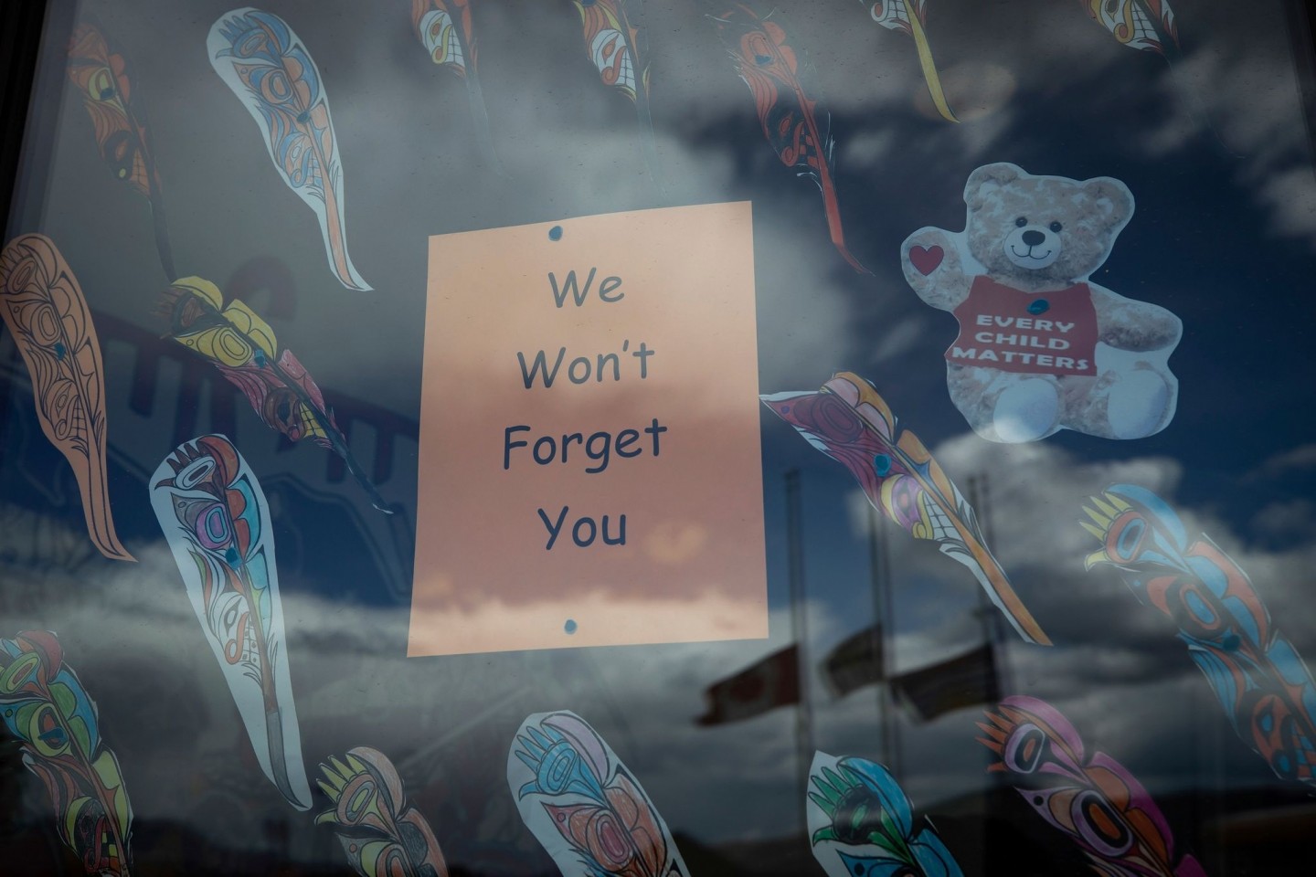 «Wir werden Euch nicht vergessen» steht auf einem Plakat im Fenster einer Schule in British Columbia, nachdem dort die Überreste von 215 Kindern gefunden worden waren. Nun sind in Zentral...