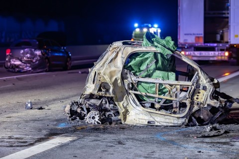 Unfall mit sieben Fahrzeugen auf der A3 - Ein Toter