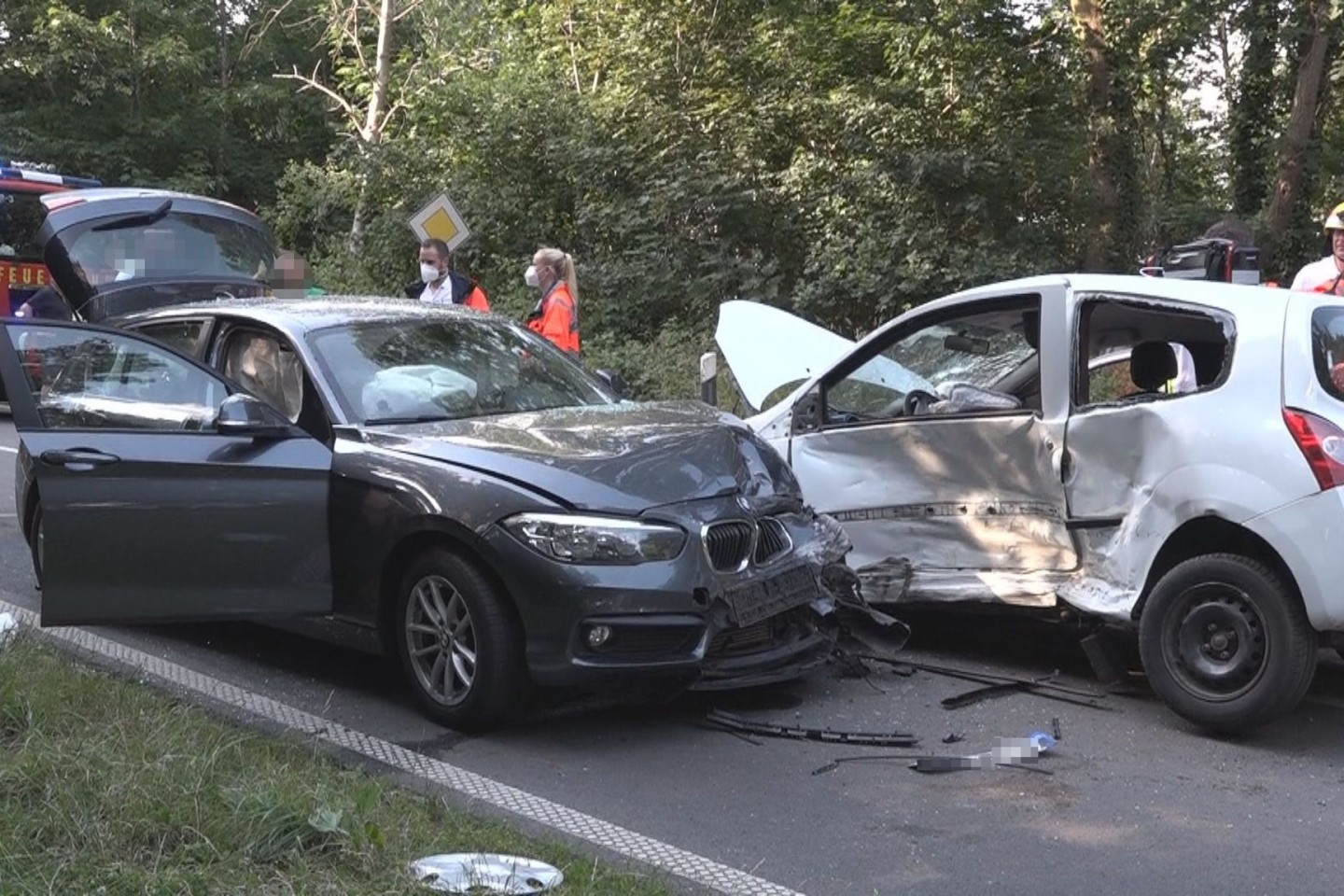 Rettungskräfte stehen nach einem Unfall an zwei verbeulten Autos. Die Zahl der Verkehrsunfälle ist in diesem Jahr deutlich gestiegen.