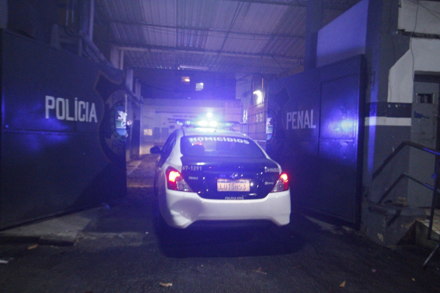 Polizeiwagen bringen die ehemalige brasilianische Abgeordnete und evangelikale Pastorin Flordelis dos Santos in ein Gefängnis in Rios Zwillingsstadt Niteroi.