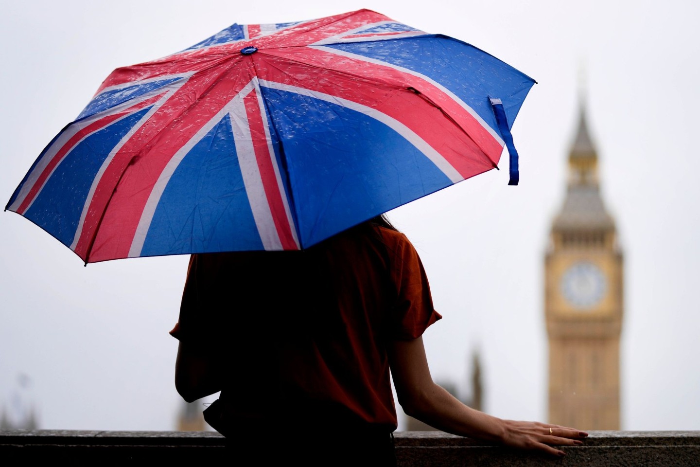 In London braucht man einen Regenschirm.