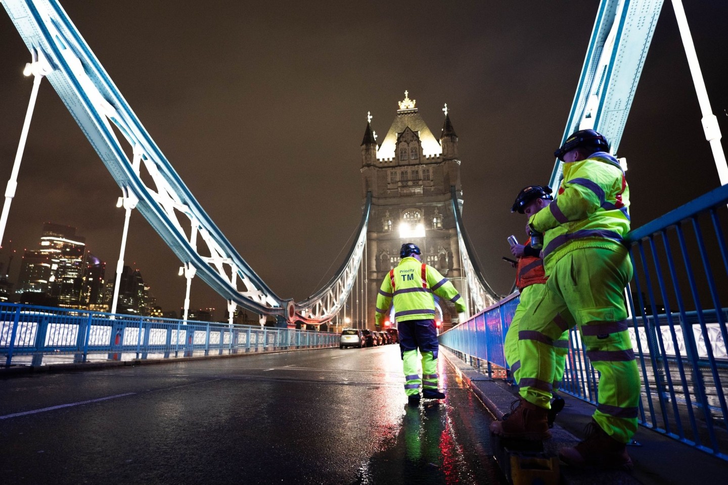Ingenieure arbeiten an der Tower Bridge. Zum ersten Mal seit Jahrzehnten werden die zwei Meter langen «Nasenbolzen», die die beiden Baskülen (Brückendecks) zusammenhalten, wenn die Brüc...