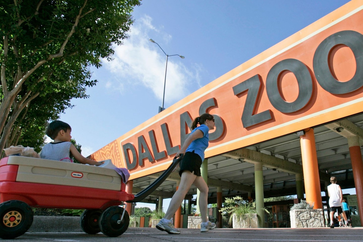 Der Eingang zum Dallas Zoo. In dem Zoo im US-Bundesstaat Texas häufen sich seit einigen Wochen rätselhafte Vorfälle.