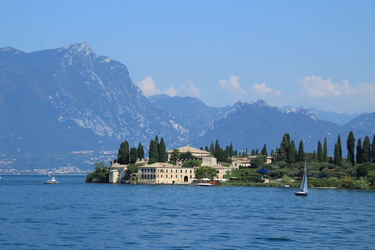 Der Gardasee in Italien ist ein beliebter Urlaubsort.