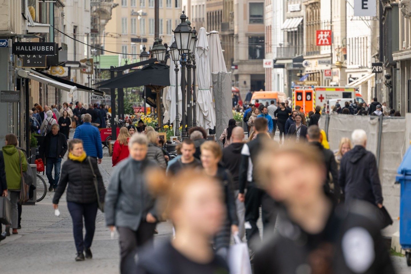 Menschen spazieren durch die Fußgängerzone in der Münchener Innenstadt.