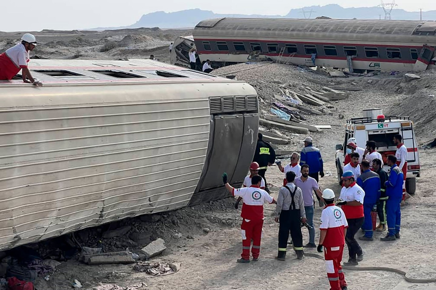 Rettungskräfte im Einsatz an dem entgleisten Zug im Iran nahe der Stadt Tabas.