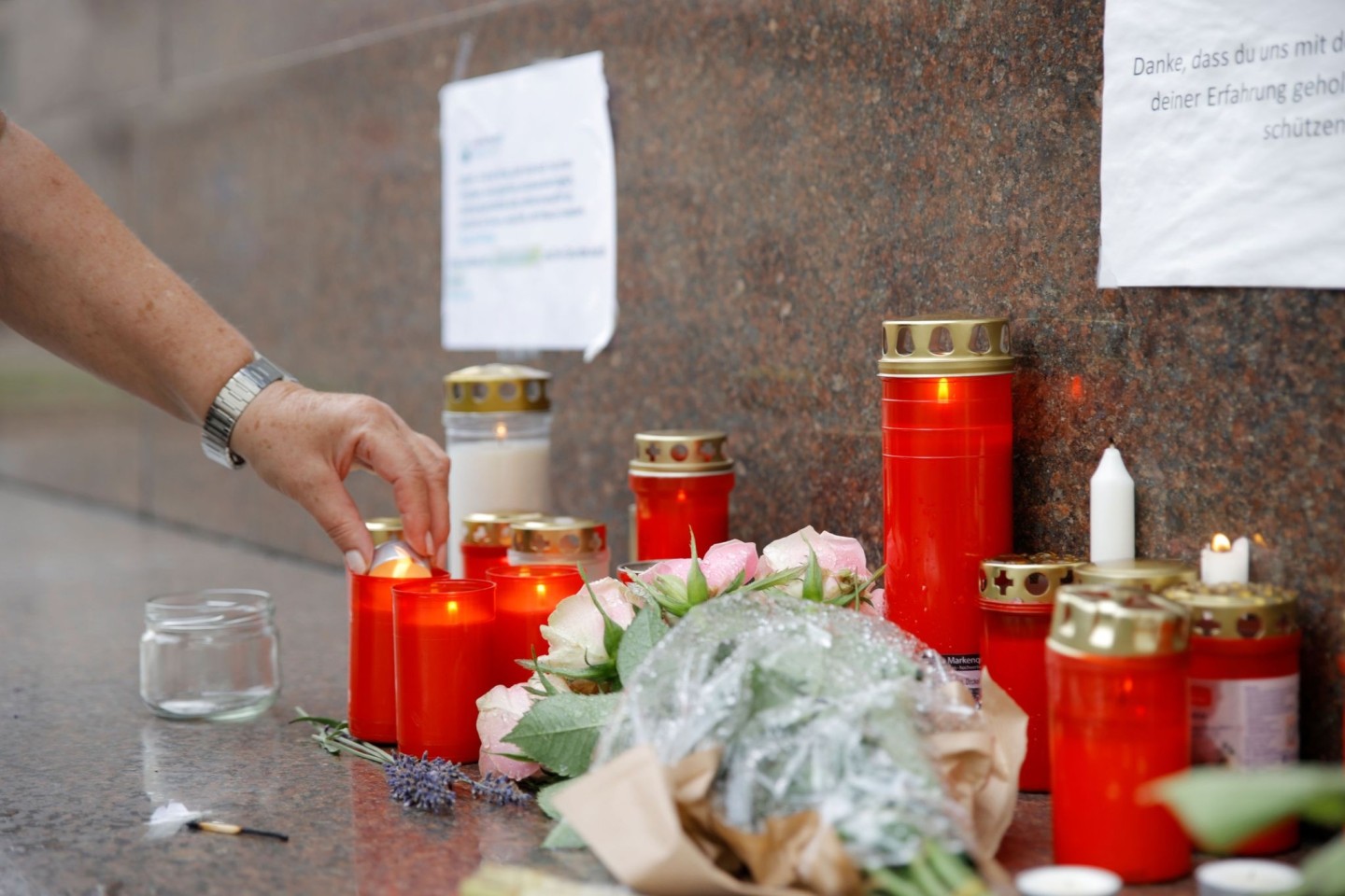 Trauernde haben Blumen und Kerzen vor dem Gesundheitsministerium in Wien niedergelegt.
