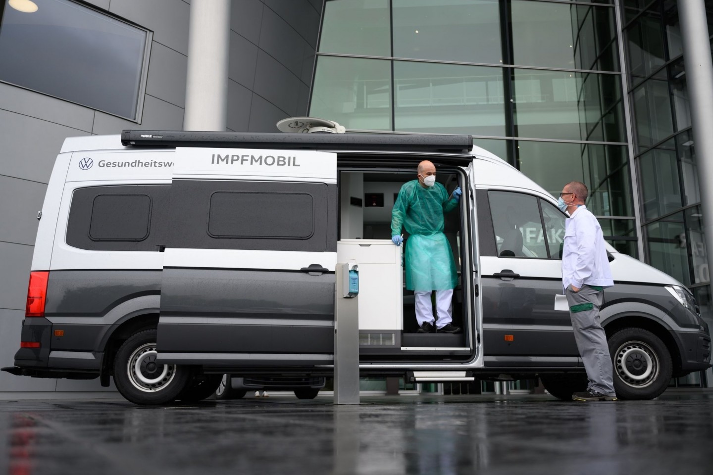 Ein zum Impfmobil umgebautes Wohnmobil in Dresden. Mehrere Bundesländer bereiten neue, einfachere Angebote für Impf-Unentschlossene vor.