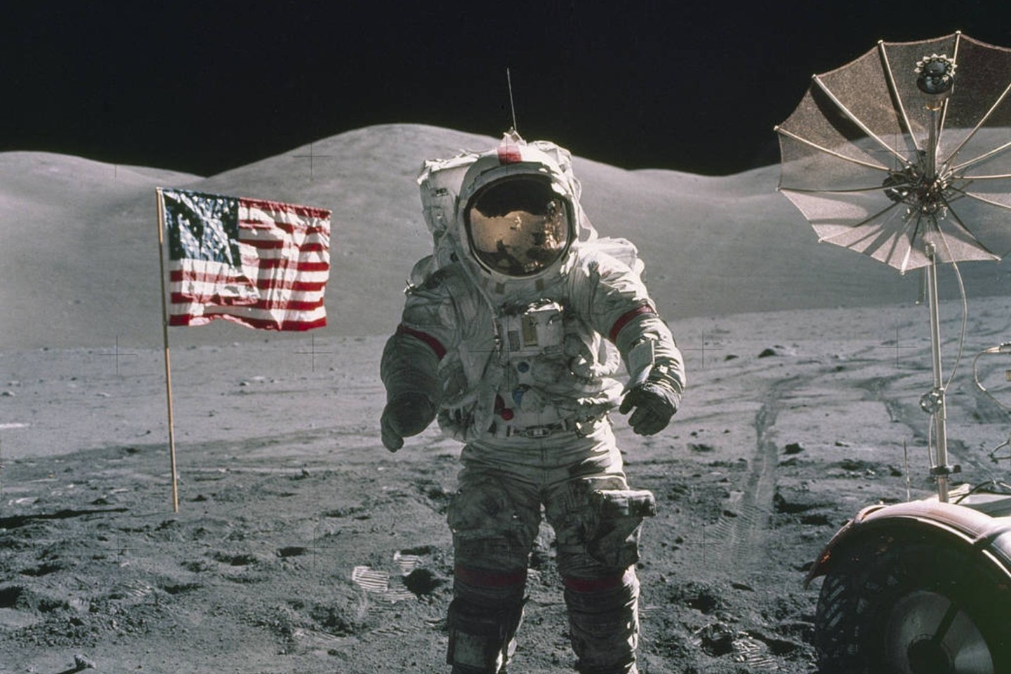 Der US-Astronaut Eugene Cernan steht auf dem Mond (1972), im Hintergrund die US-Fahne.