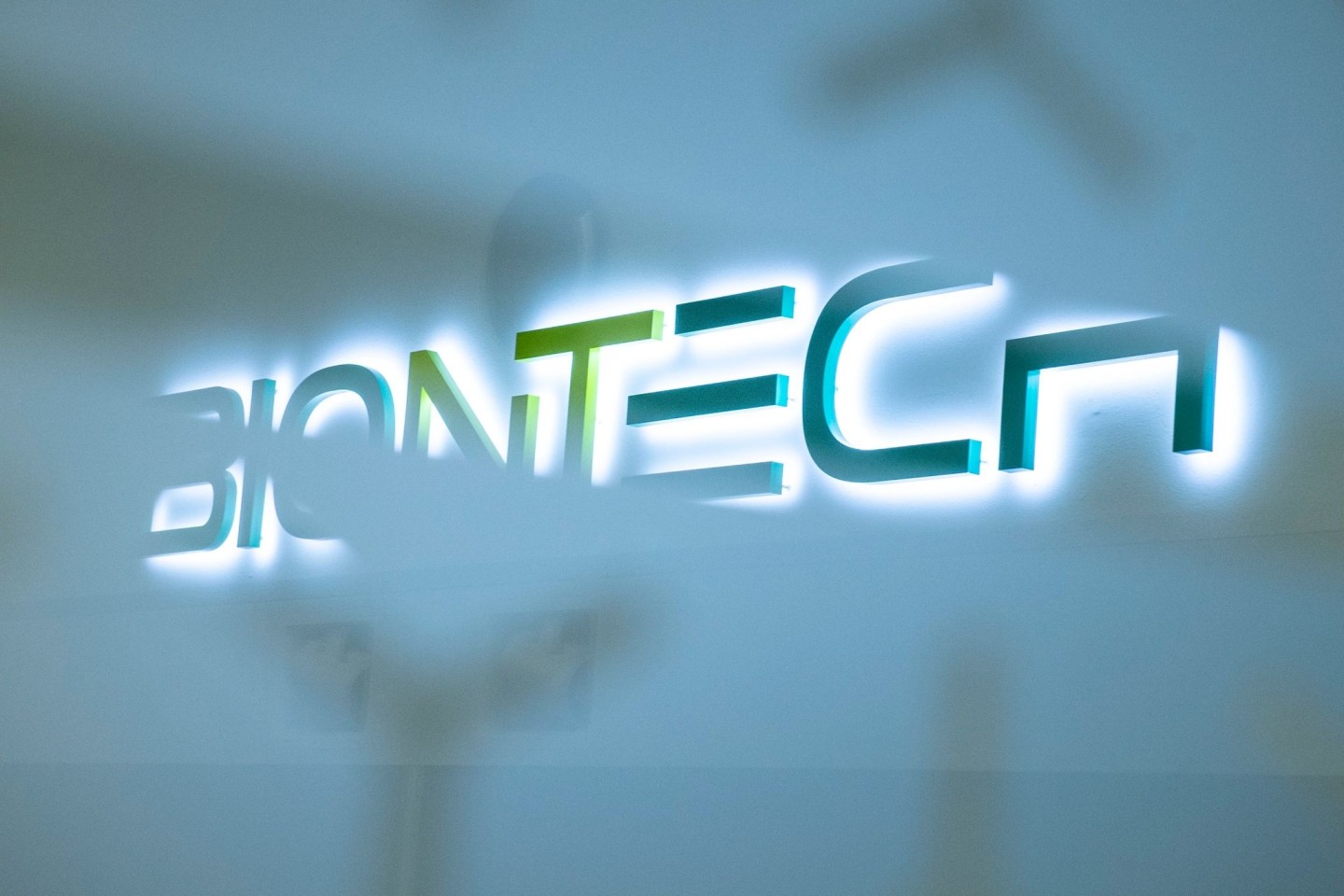 Das Logo der Firma Biontech am neuen Produktionsstandort in Marburg.