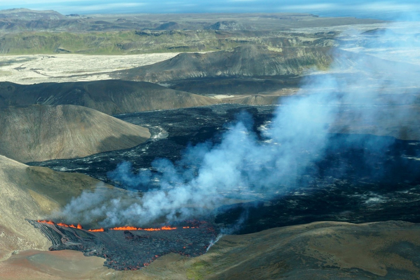 Eine Luftaufnahme zeigt die Aktivität des Vulkans Fagradalsfjall.