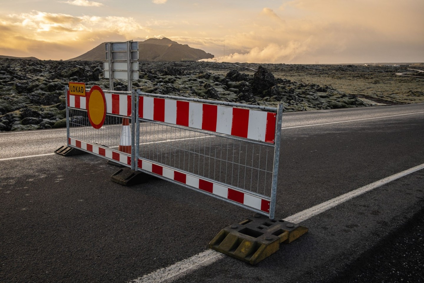 Die Zufahrtsstraße zur Blauen Lagune wurde geschlossen, um Zwischenfälle in der Gegend im Falle eines möglichen Vulkanausbruchs zu vermeiden.