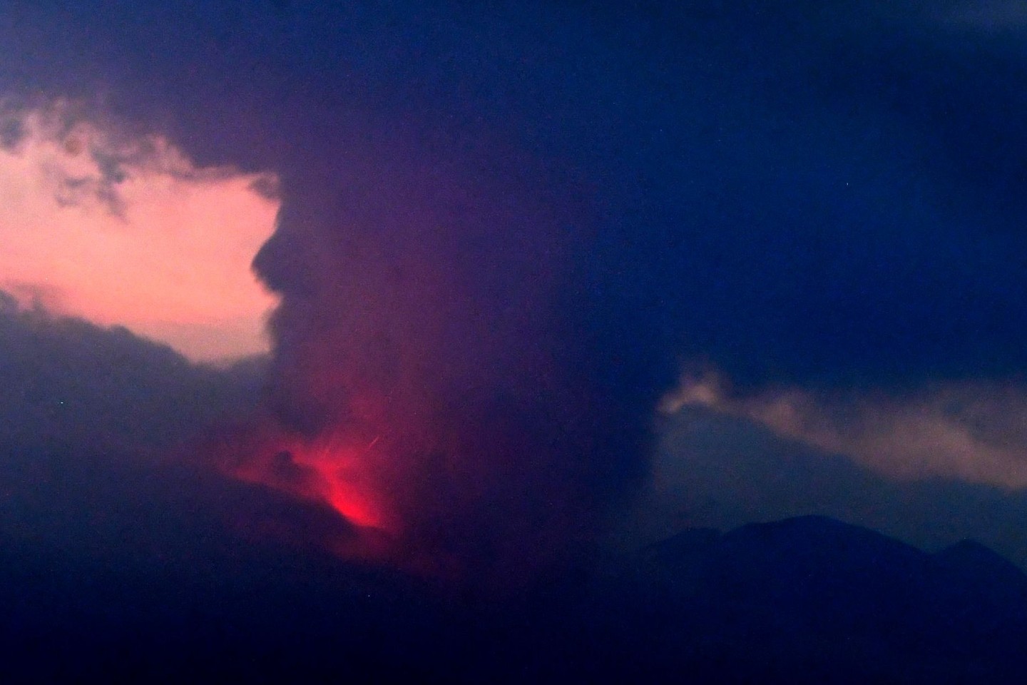 Der aktive Vulkan Sakurajima von der Stadt Tarumizu aus gesehen.