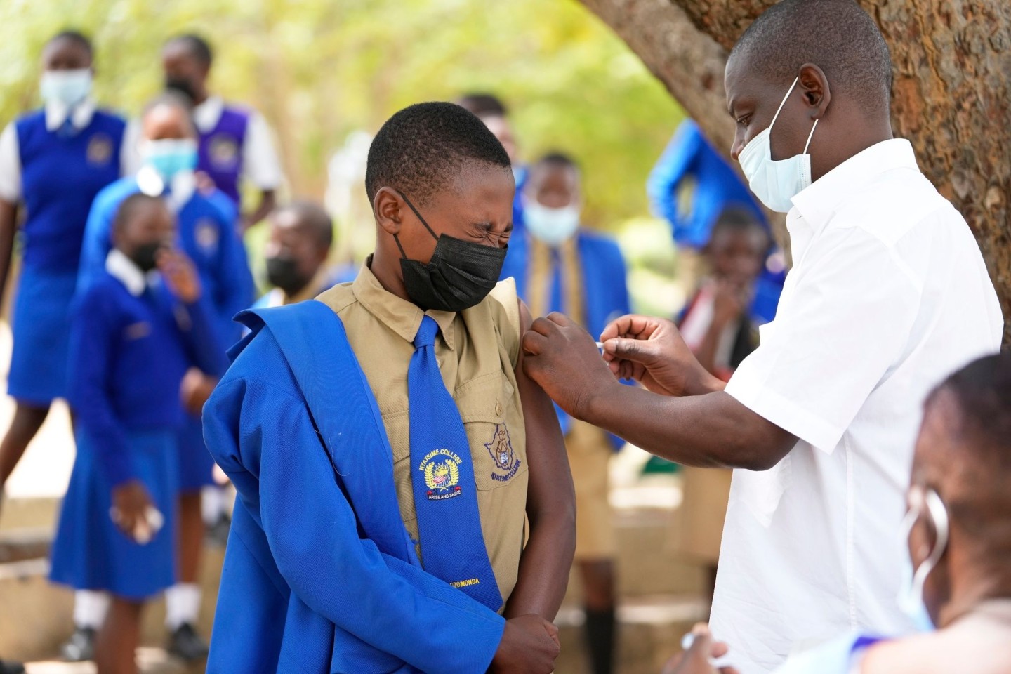 Ein Junge wird in einer Schule am Rande der Hauptstadt Harare in Simbabwe gegen das Coronavirus geimpft.