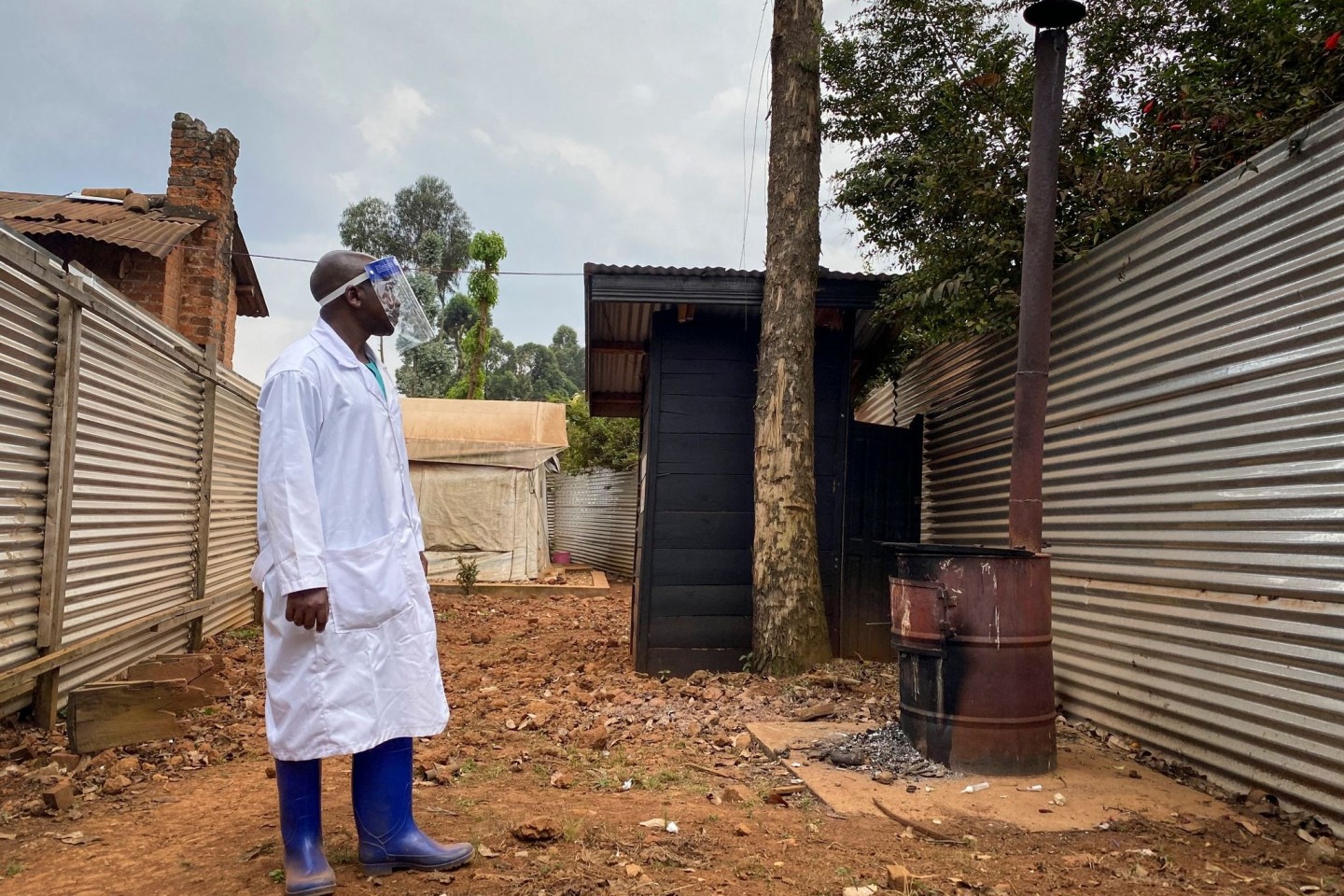 Ein Mitarbeiter des Gesundheitswesens inspiziert den Quarantänebereich des Matanda-Krankenhauses in Butembo, wo auch Ebola-Patienten behandelt werden.