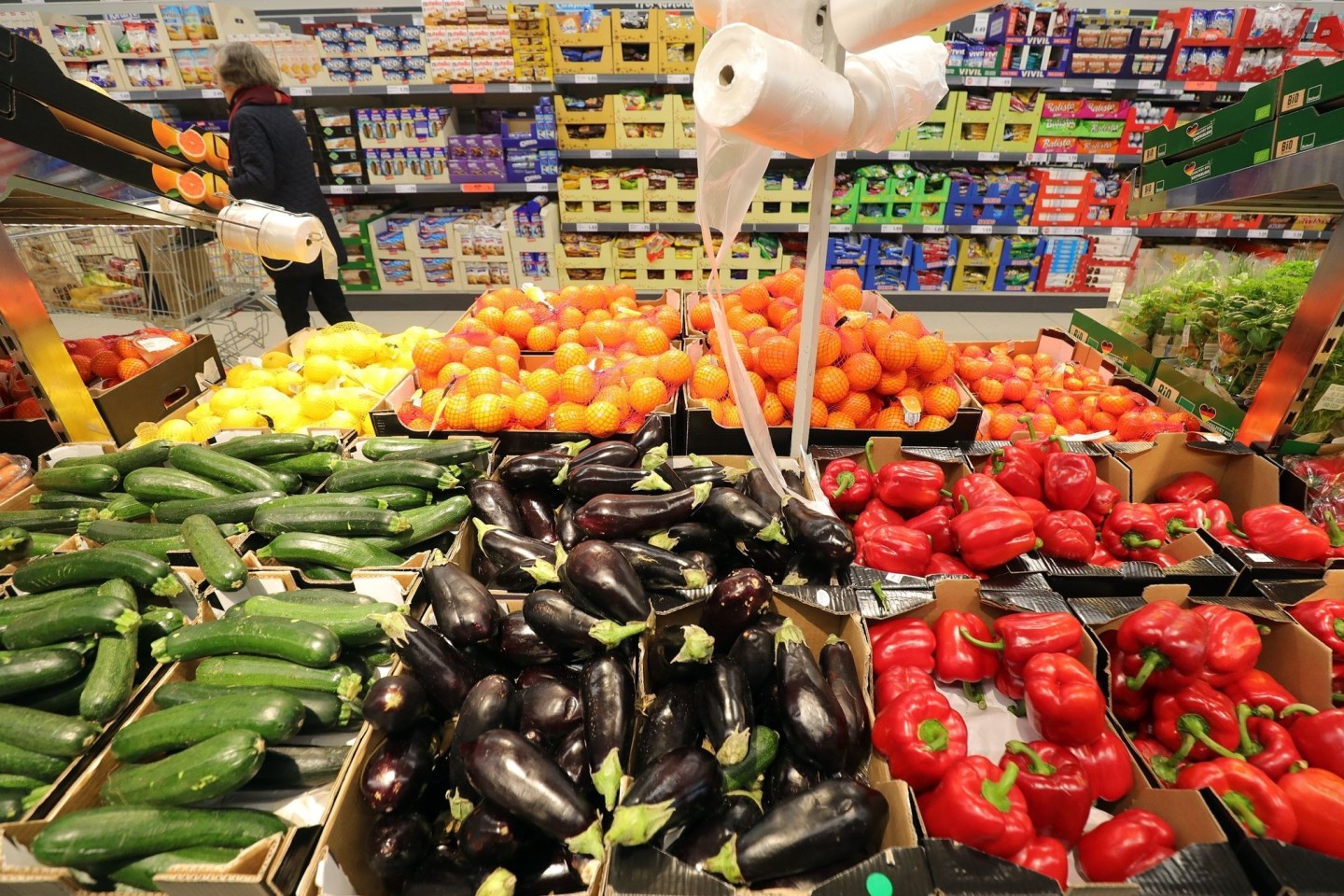 Obst- und Gemüse im Supermarkt. Mit einer flexitarischen Ernährung mit begrenztem Konsum von tierischen Produkten könnte unser Biodiversitäts-Fußabdruck bereits spürbar verringert werd...