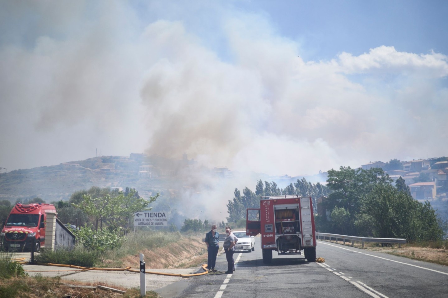 Feuerwehrleute arbeiten in der Nähe einer Weinkellerei, die das Feuer in der Region Tafalla erreicht hat.