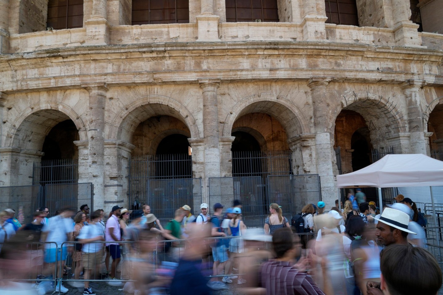 Das rund 2000 Jahre alte Kolosseum gehört zu den beliebtesten Touristenattraktionen in Italien und gilt als das Symbol Roms.