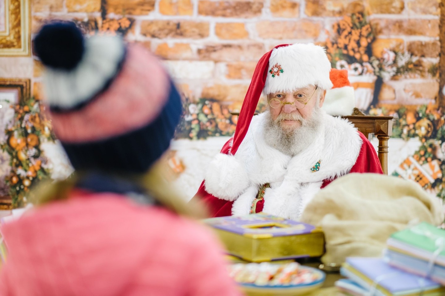 Der Weihnachtsmann Willi Dahmen spricht in seinem Büro in Uelzen mit einem Kind. Eltern betreiben großen Aufwand, um ihre Kinder von der Existenz eines Weihnachtsmanns oder Christkinds zu ...