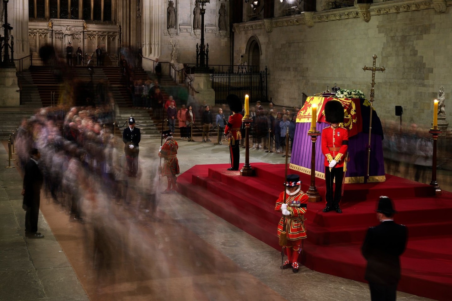 Menschen gehen am Sarg von Königin Elizabeth II. vorbei, der auf dem Katafalk in der Westminster Hall im Londoner Palace of Westminster aufgebahrt ist.
