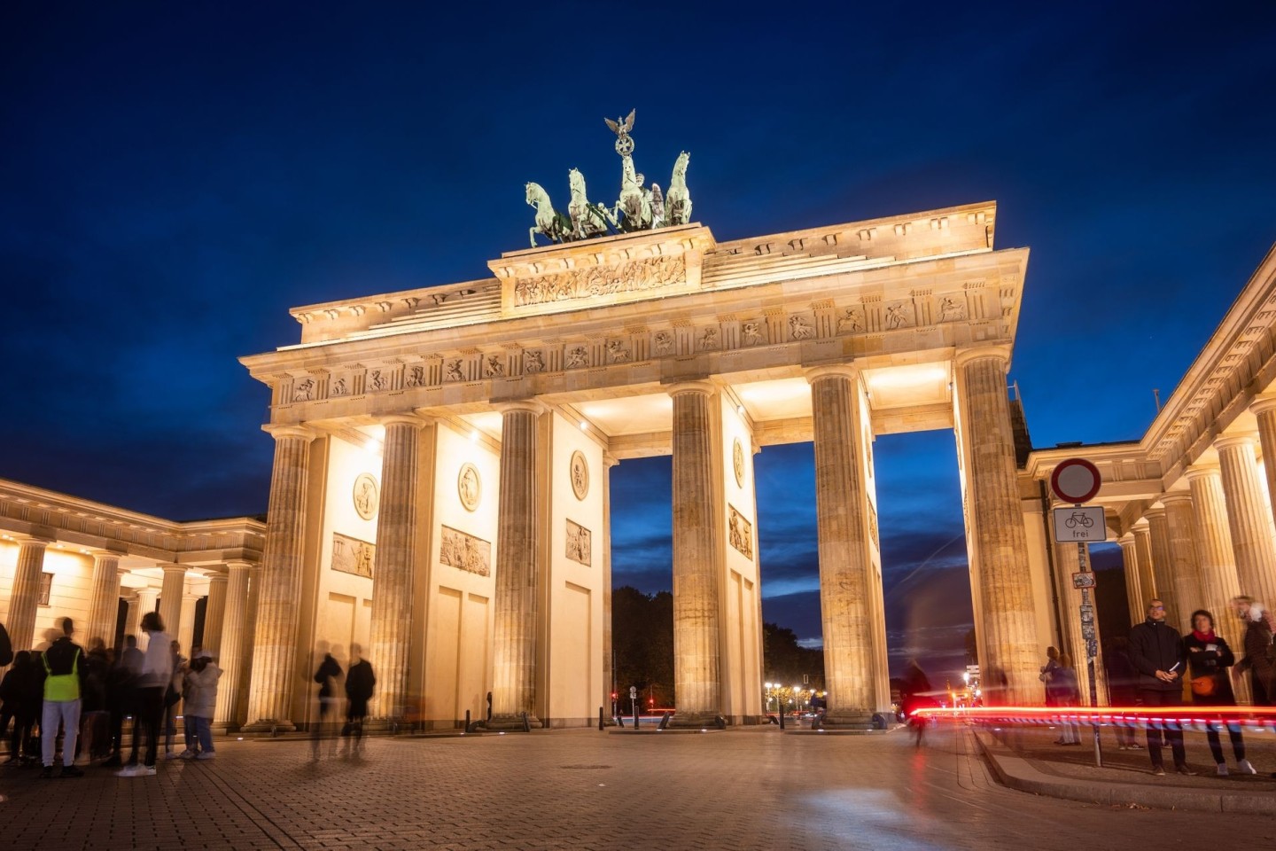 Während der blauen Stunde ist das Brandenburger Tor beleuchtet. (Archivbild)