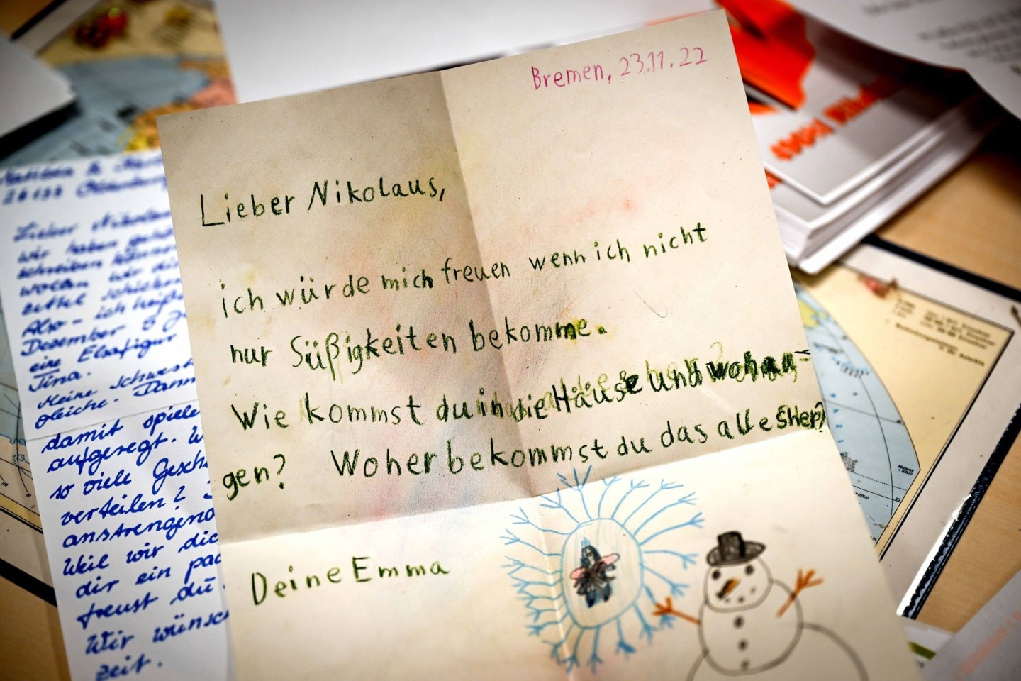 Ein Brief an den Nikolaus liegt in der Weihnachtspostfiliale in Nikolausdorf. Die Helferinnen und Helferinnen in den drei Weihnachtspostämtern in Niedersachsen haben bereits zahlreiche Brie...