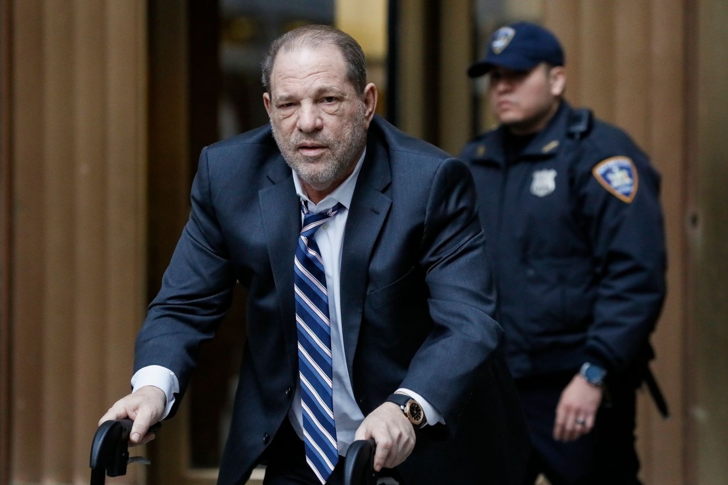 Harvey Weinstein verlässt ein Gerichtsgebäude in New York.