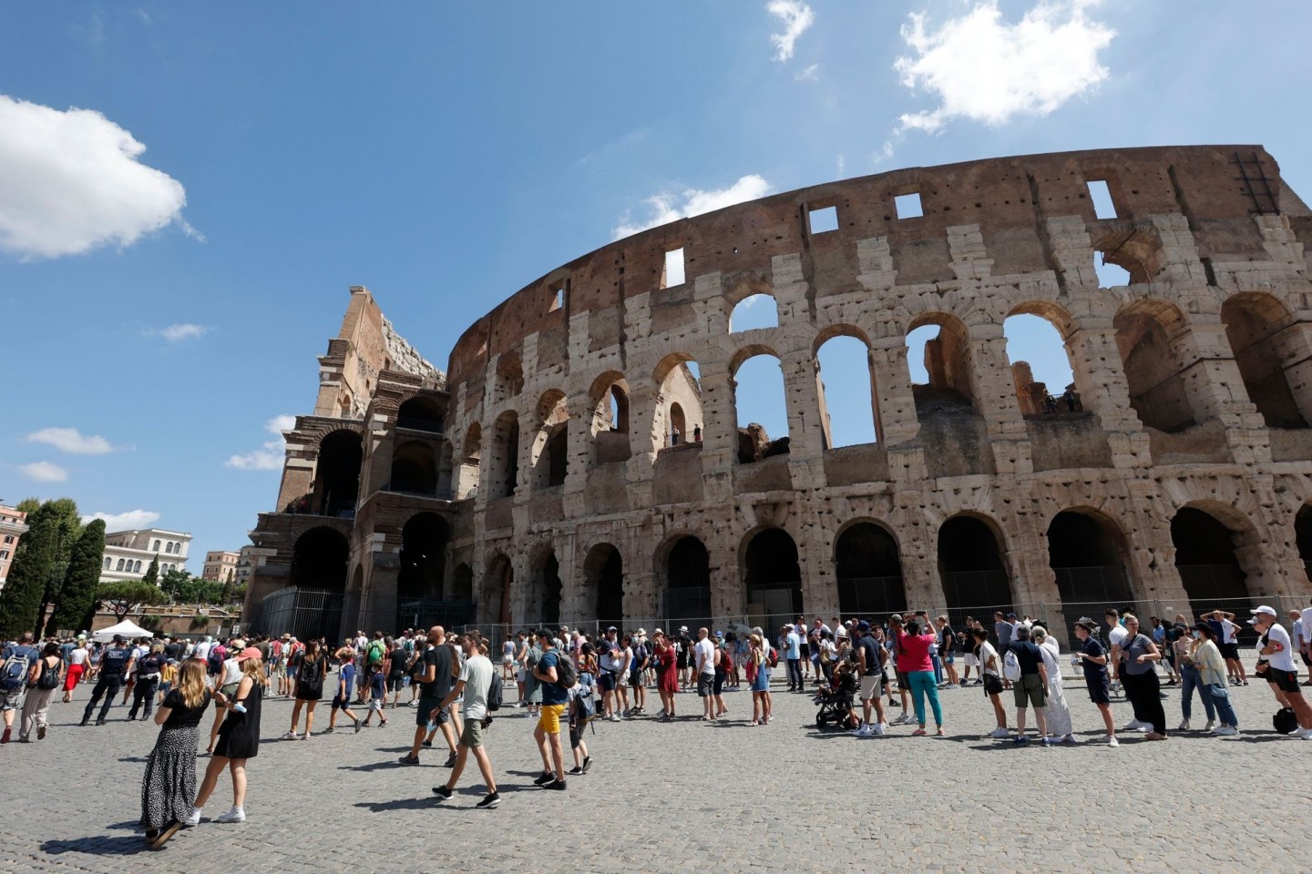 Touristen warten in einer Schlange, um das Kolosseum zu betreten. In Italien gelten ab diesem Mittwoch verschärfte Corona-Regeln.