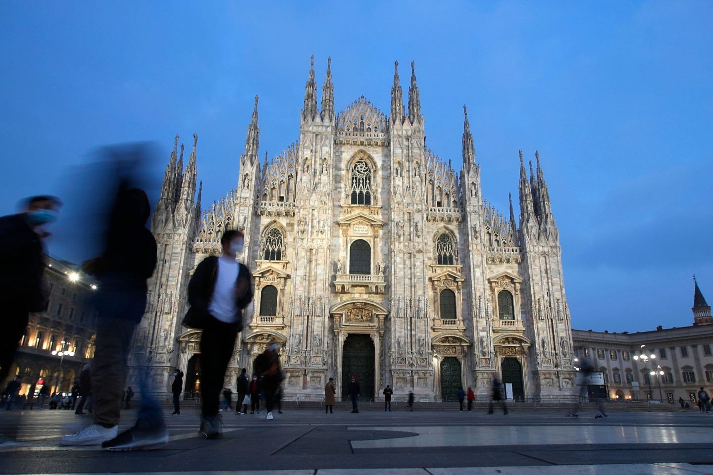 Vier Männern wird vorgeworfen, mehrere Frauen an Silvester auf dem zentralen Domplatz in Mailand sexuell genötigt zu haben. (Symbolbild)