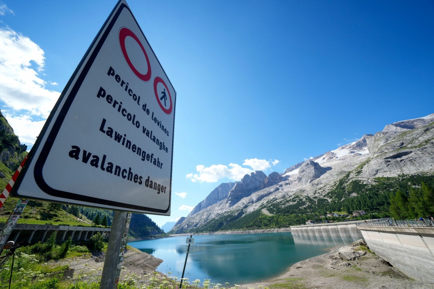 Ein Schild mit der Aufschrift «Lawinengefahr» warnt Bergsteiger in den italienischen Alpen.