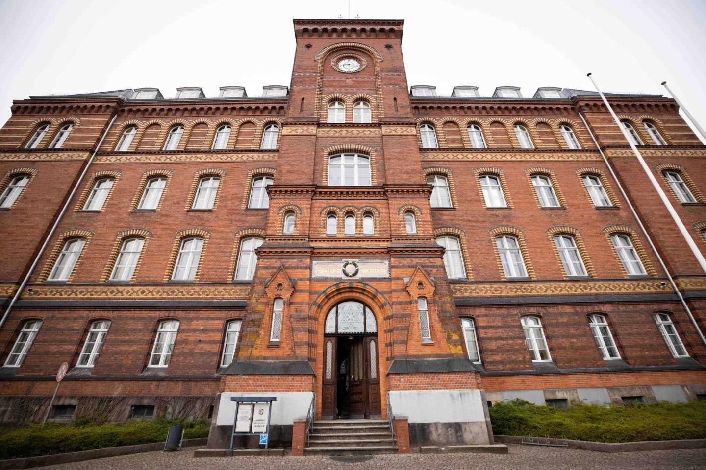 Außenansicht des Gerichtsgebäudes in Flensburg, in dem sich sowohl Land- als auch Amtsgericht befinden.