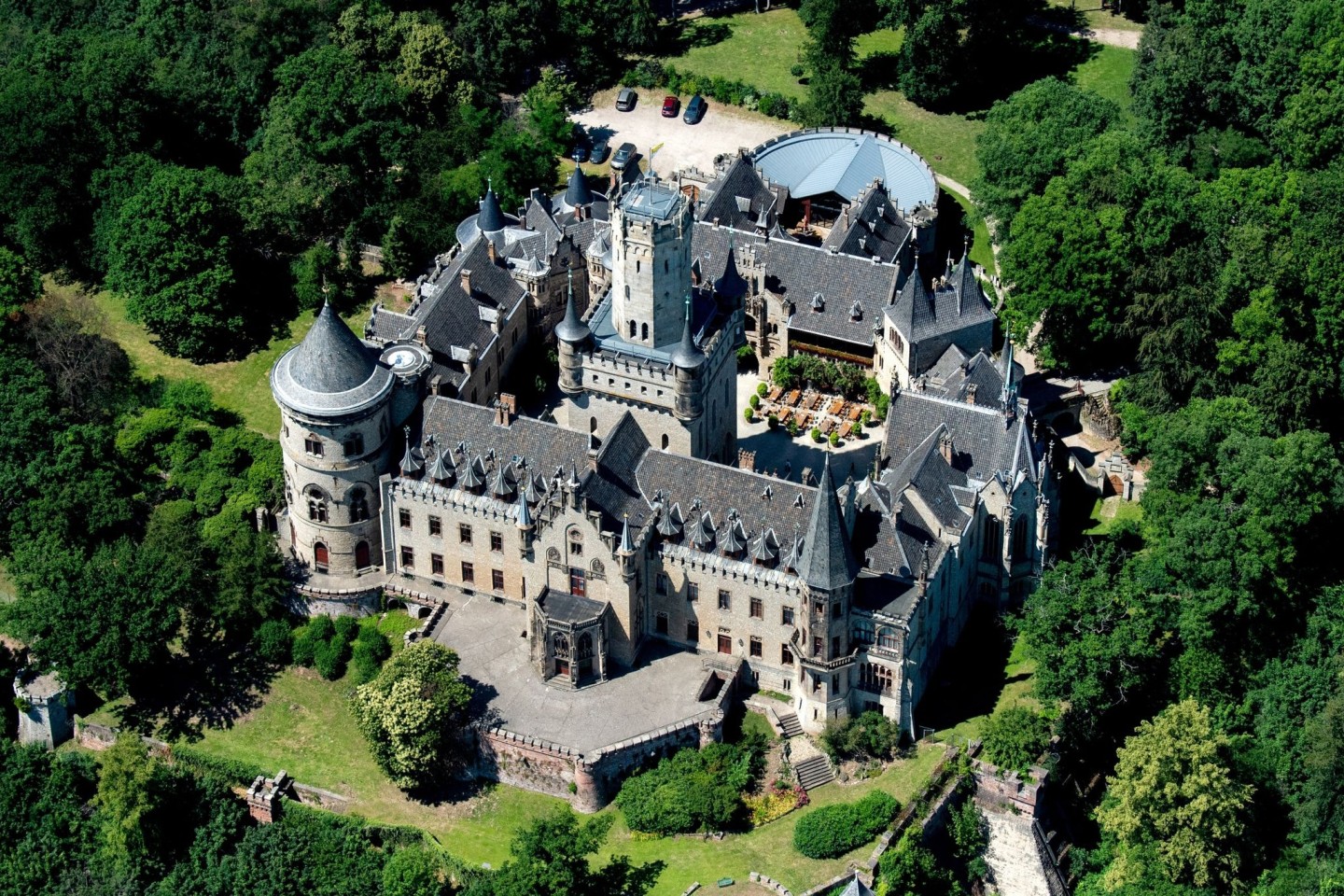 Das Schloss Marienburg steht auf der Südseite des Marienbergs.