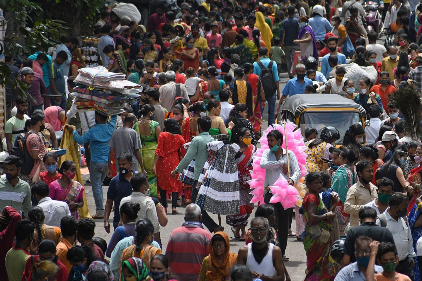 Menschen gehen dichtgedrängt auf einem Wochenmarkt im indischen Mumbai einkaufen.
